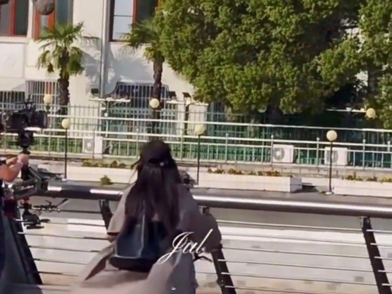 迪丽热巴新剧骑自行车路透又是被迪丽热巴的颜值惊艳到的一天，今日份的迪丽热巴是清