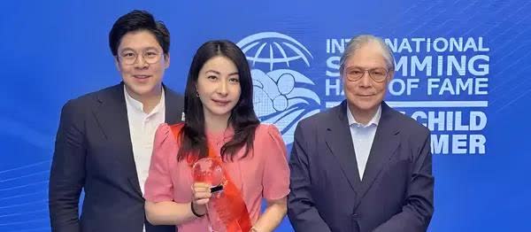 太羡慕了！郭晶晶拿名人堂奖，霍启刚去了，公爹霍震霆居然也去了！霍