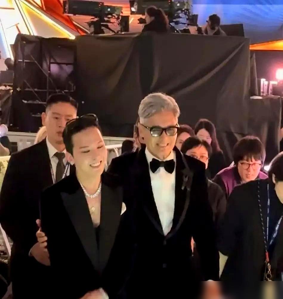 发哥给他颁奖，九十度鞠躬。就这一个画面，瞬间炸了。权志龙耳返故障、好友镜