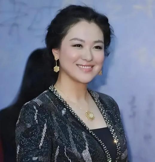 2010年，沈傲君怀孕6个多月时，丈夫去国外出差。没想到，一天晚上突然有人敲门，
