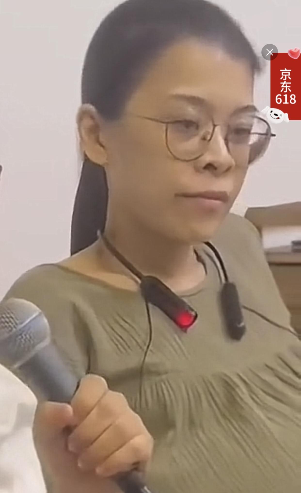 这个大肚子丁丁现在怎么样了？这段时间毫无音讯。自从那则关于丁丁的视频停止