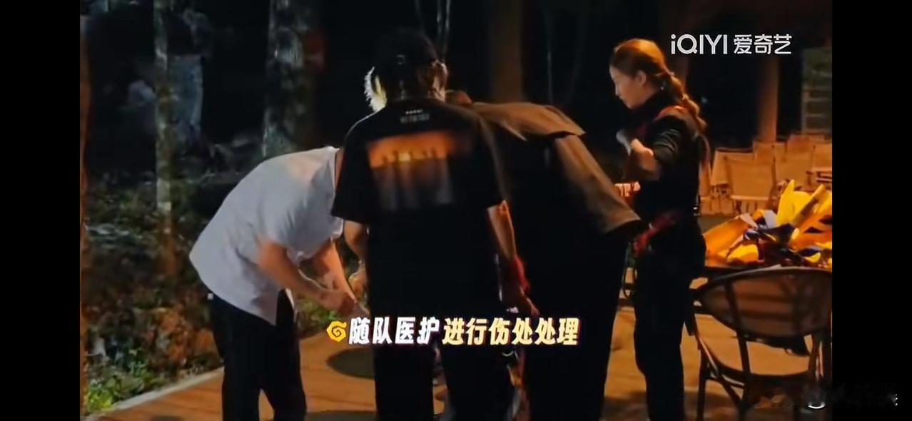 刘晓庆说：“我刚才摔了一下，但一想到镯子，马上起来”宁静：“那是镯子的力量”