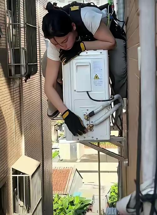 95后夫妻装空调，女师傅主高空作业火上人民日报：这才是生活该有的样子火上人