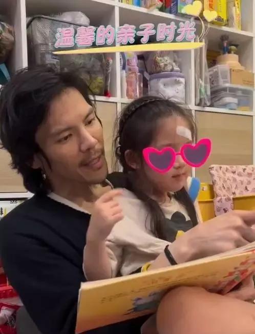 6月1日，向佐在社交平台晒出了和女儿一起读书玩闹的视频，视频中小奶黄正脸出镜，梳