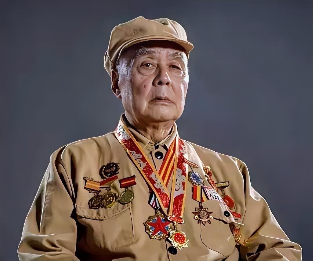 1952年，上甘岭战役中，16岁的小战士唐章洪突然尿急，索性尿在炮管上，没想到，