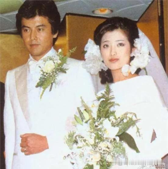 山口百惠结婚照。那时候她刚满21岁。她长着老天赏饭吃的一张脸，不是最漂亮的，但绝