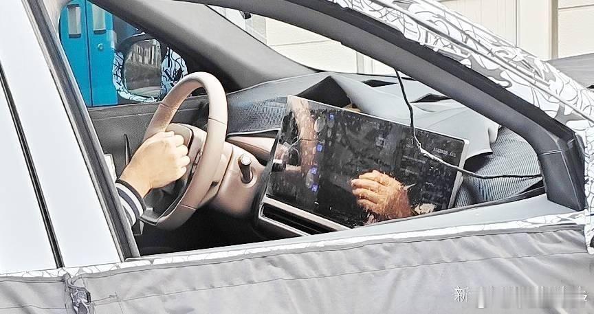 理想这内饰看起来是越做越回去了。方向盘屏幕拿掉，却没有改DAB造型，看着有点难