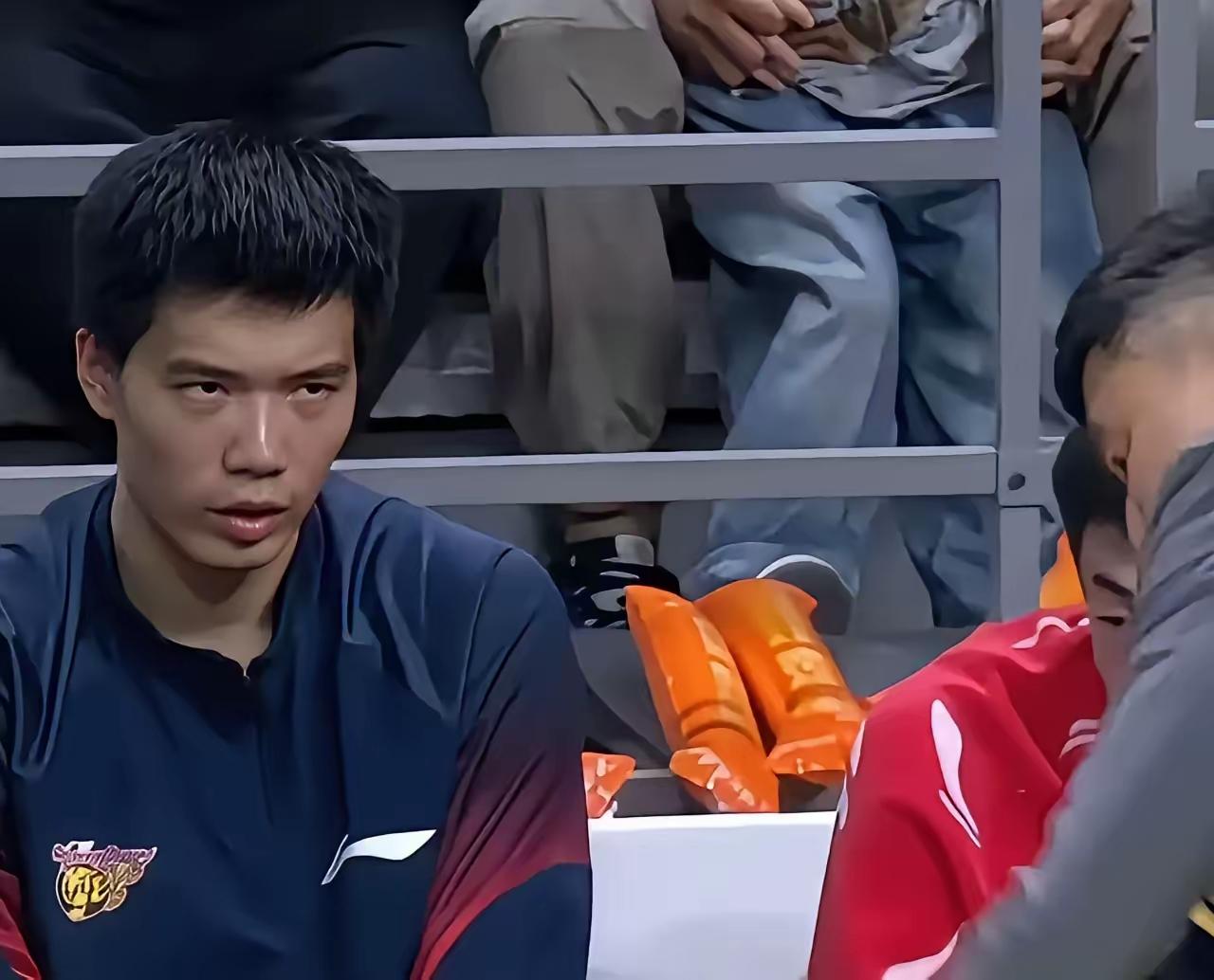 焦泊乔因为众所周知的原因离开广东男篮，连平日里一向偏向于广东男篮的篮球记者付政浩