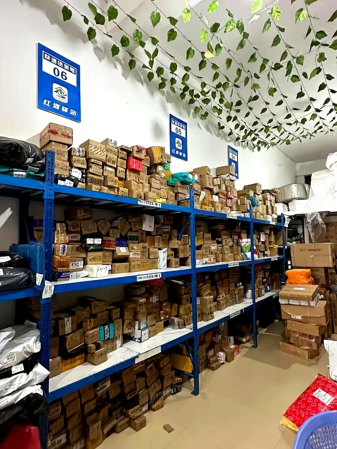 最近我辞掉了8000块钱的工作，用十万块接手了一个圆通快递站。媳妇帮我算了笔账