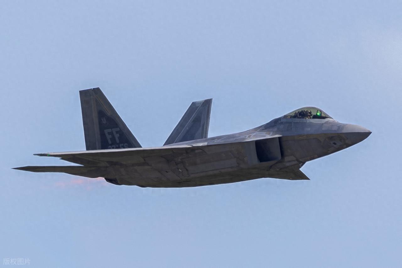 11架F-22隐形战机刚降落在以色列空军基地，机舱还没冷却，高清卫星图就传遍全球