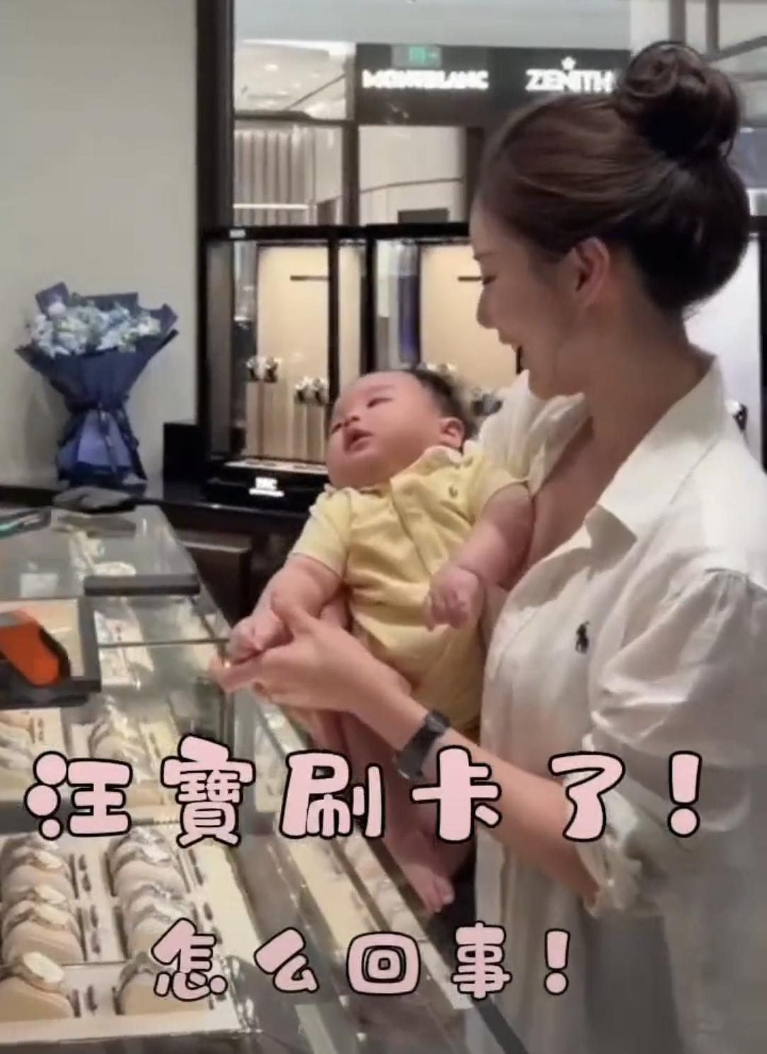 马筱梅被吐槽这抱娃姿势汪大壮不难受吗，孩子的整个脑袋都没有靠着的地方看着都累呀。