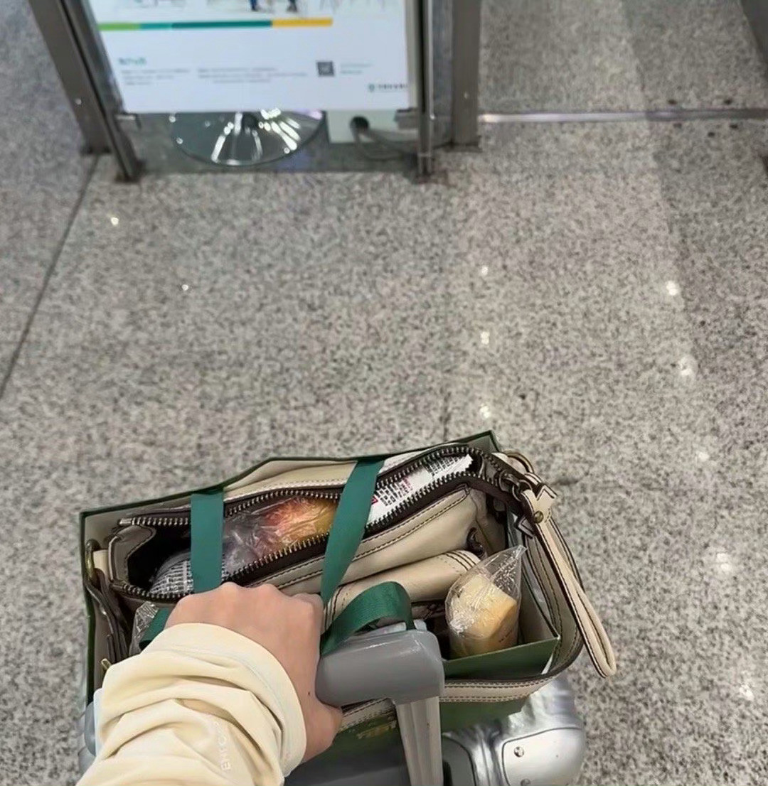 在高铁站冷静的崩溃了！！！​​​