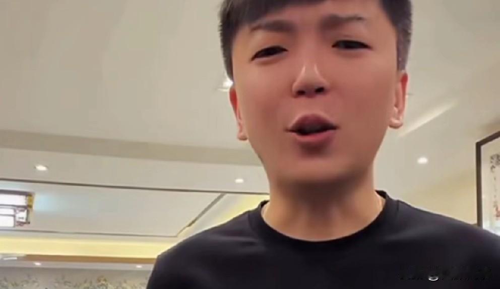 刘一手是奴才！王某人评“源佑手”组合惹怒613粉丝，自扇耳光道歉。