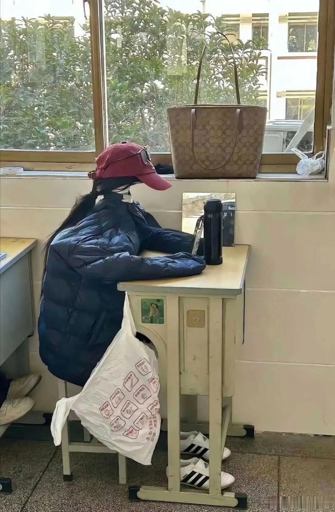 这个学生太有才了，老师也是哭笑不得！