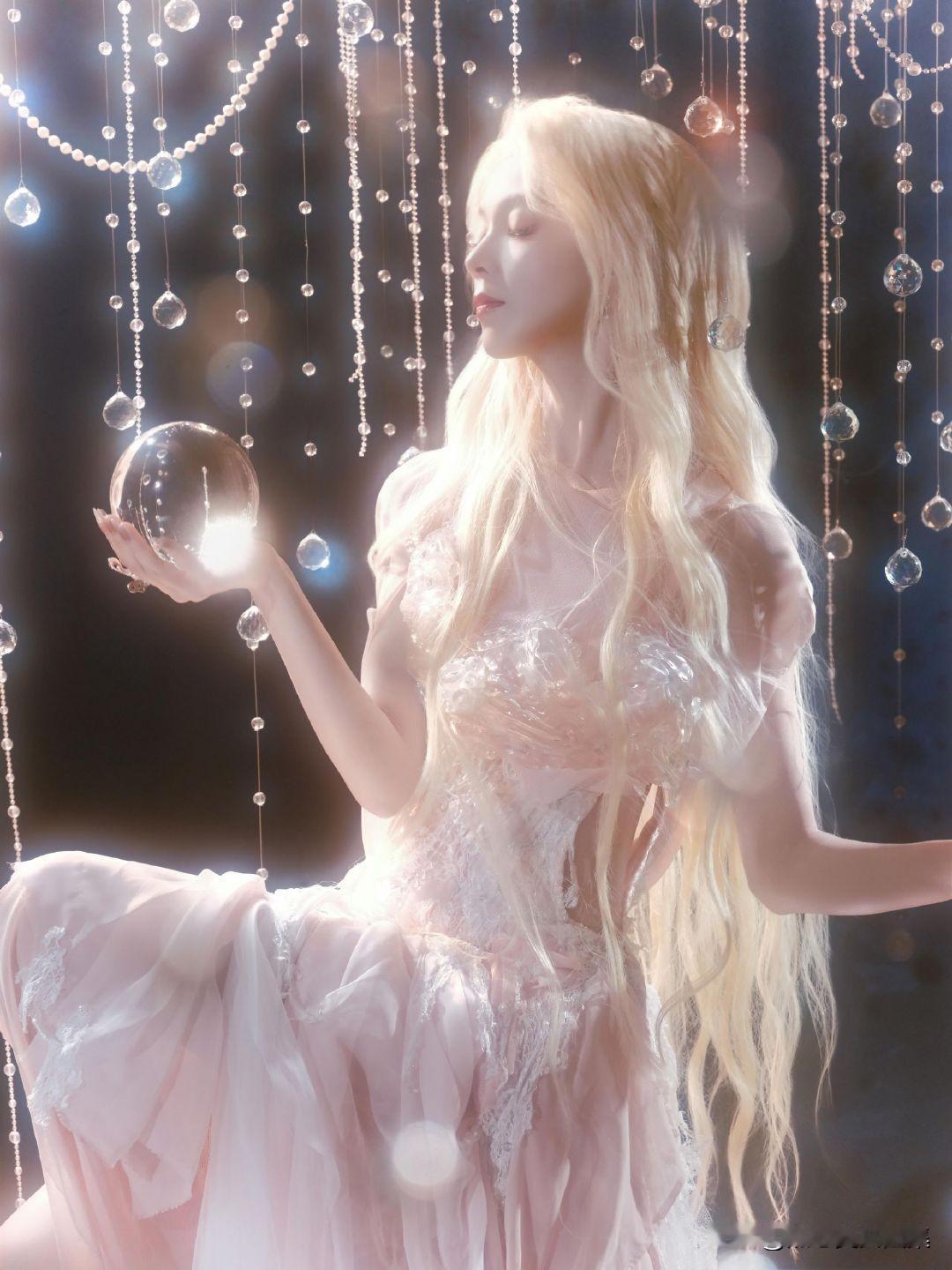 陈瑶这金发造型简直绝了！十月最后一天她晒出31岁生日写真，一头金发的她酷似芭比娃