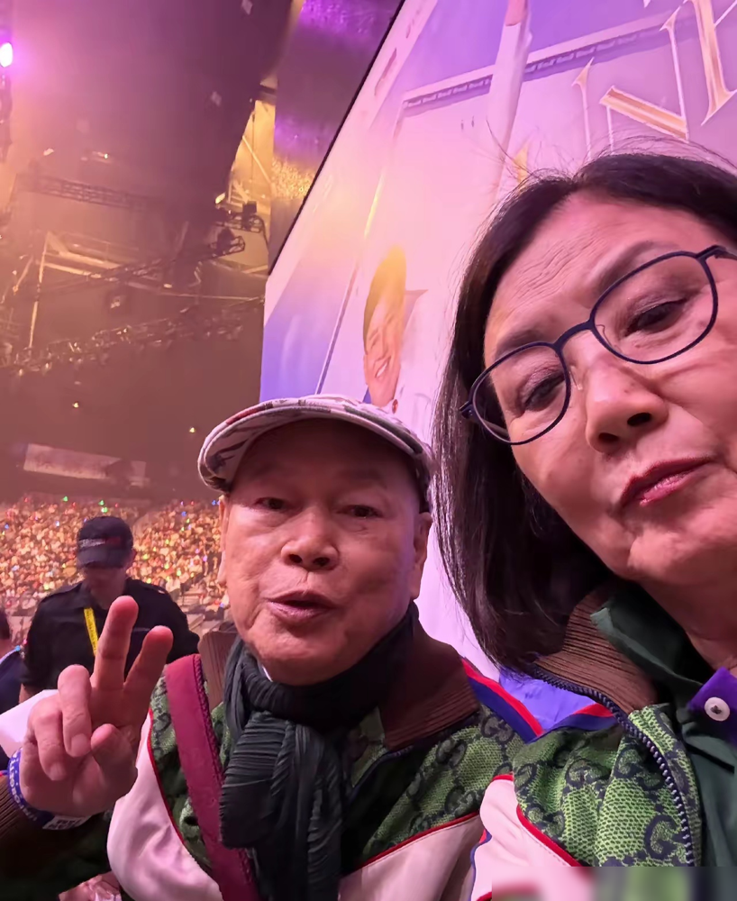 76岁老头在红馆连唱41首歌，唱完凌晨发文的是78岁的阿姐。谭咏麟这次回红馆，明说了，多半是最后一次