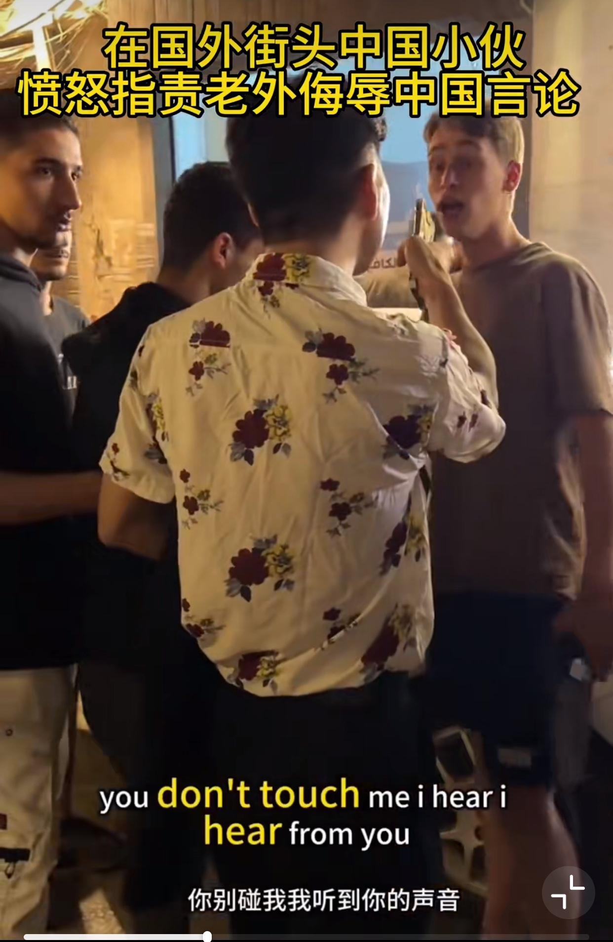 中国纯爷们，好男儿！近日，一名中国小哥在国外街头，旁边的外国人对他说“秦腔穷”