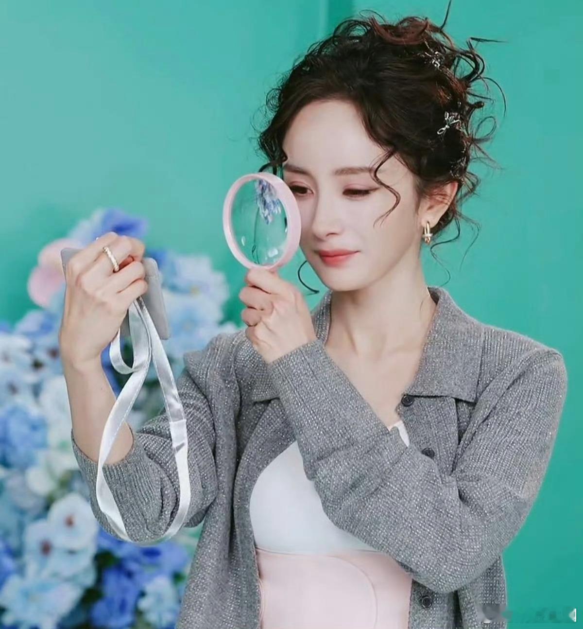 杨幂今晚直播状态也太好了吧，这个发型还蛮有特色的，炳胜感觉特别好看🤩