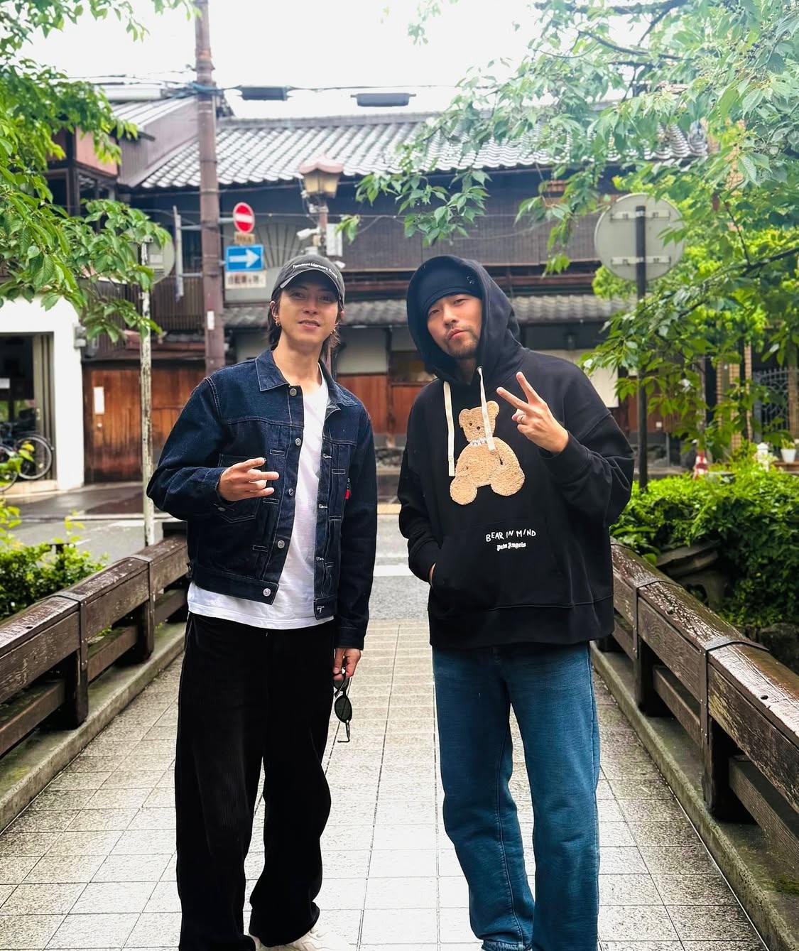 山下智久又在ins晒出两张和周杰伦的合影。​​​