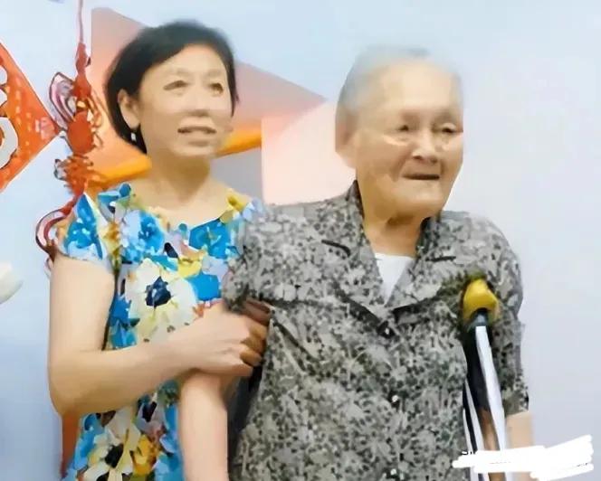 1966年，一对干部夫妻被带走，临走前他俩将保险箱的钥匙塞到了47岁保姆手中，红