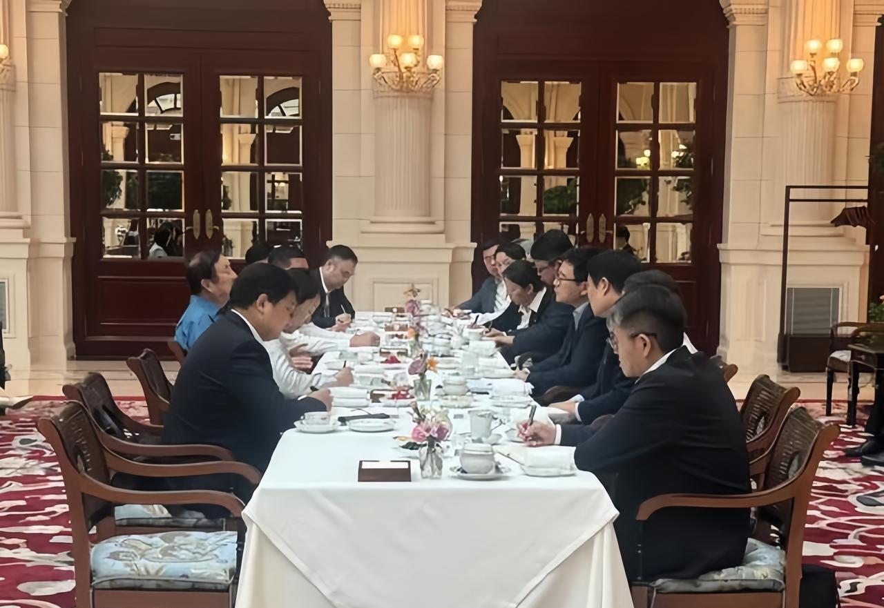 近日，任老在深圳华为总部，亲自接见了上海电气集团董事长吴磊，81岁了依然还在坚持