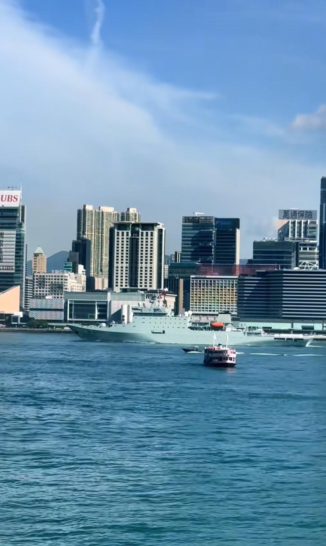 9月30日上午，戚继光舰、沂蒙山舰驶过香港维多利亚港，三架直升机悬挂国旗和香港区