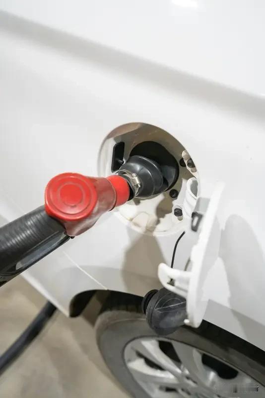 “白菜价甩卖”为何拯救不了燃油车“白菜价甩卖”咋就救不了燃油车呢？最近燃油车