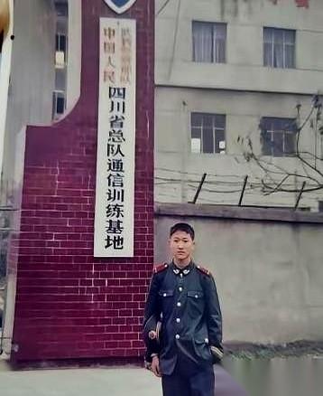 2006年，一辆开往武汉的长途大巴。一个18岁的女孩被两个壮汉夹在中间，她用尽全