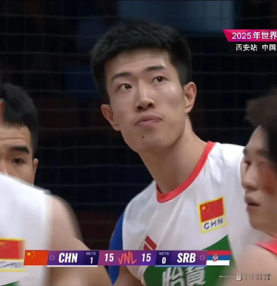 中国男排2-0领先了！第二局，中国男排开局1-5落后，但海宁的换人取得效果，1