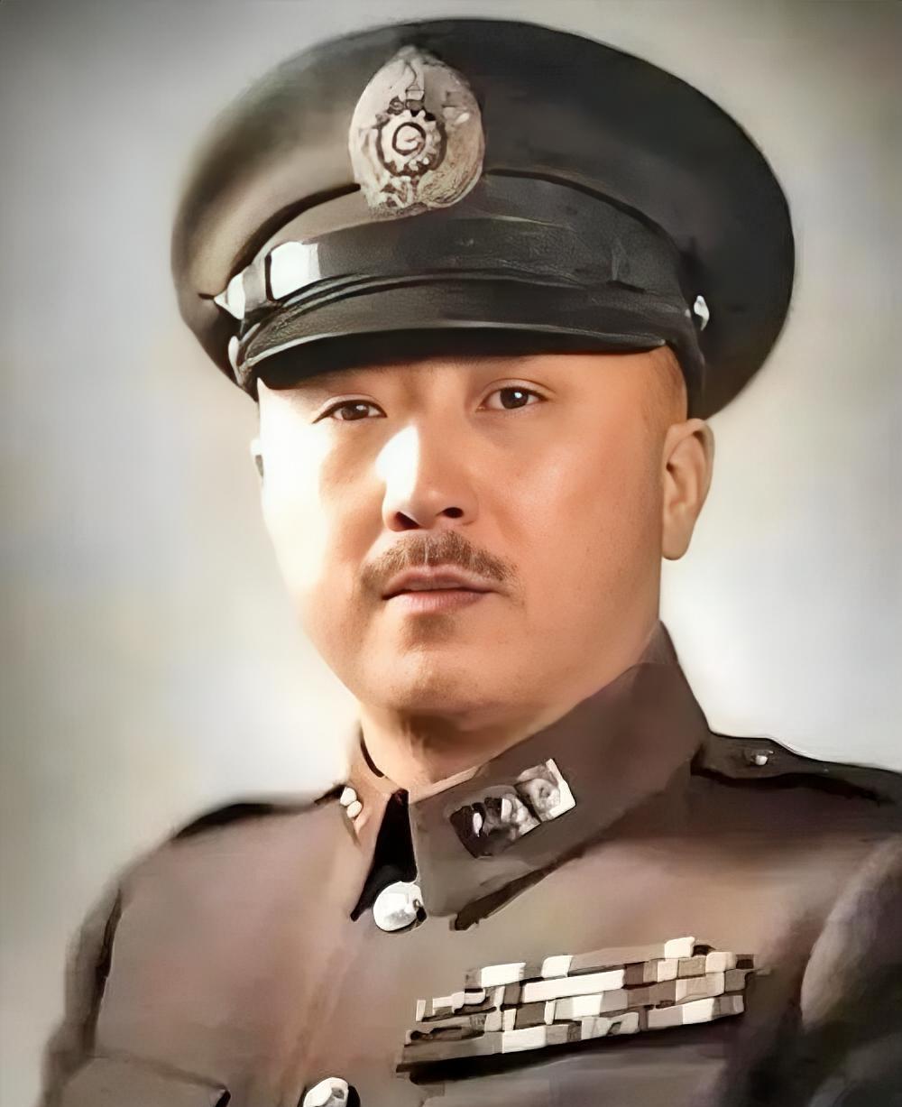 1949年春，一封从香港寄来的信摆在毛泽东案头。署名竟是"头号战犯"卫立煌。信末