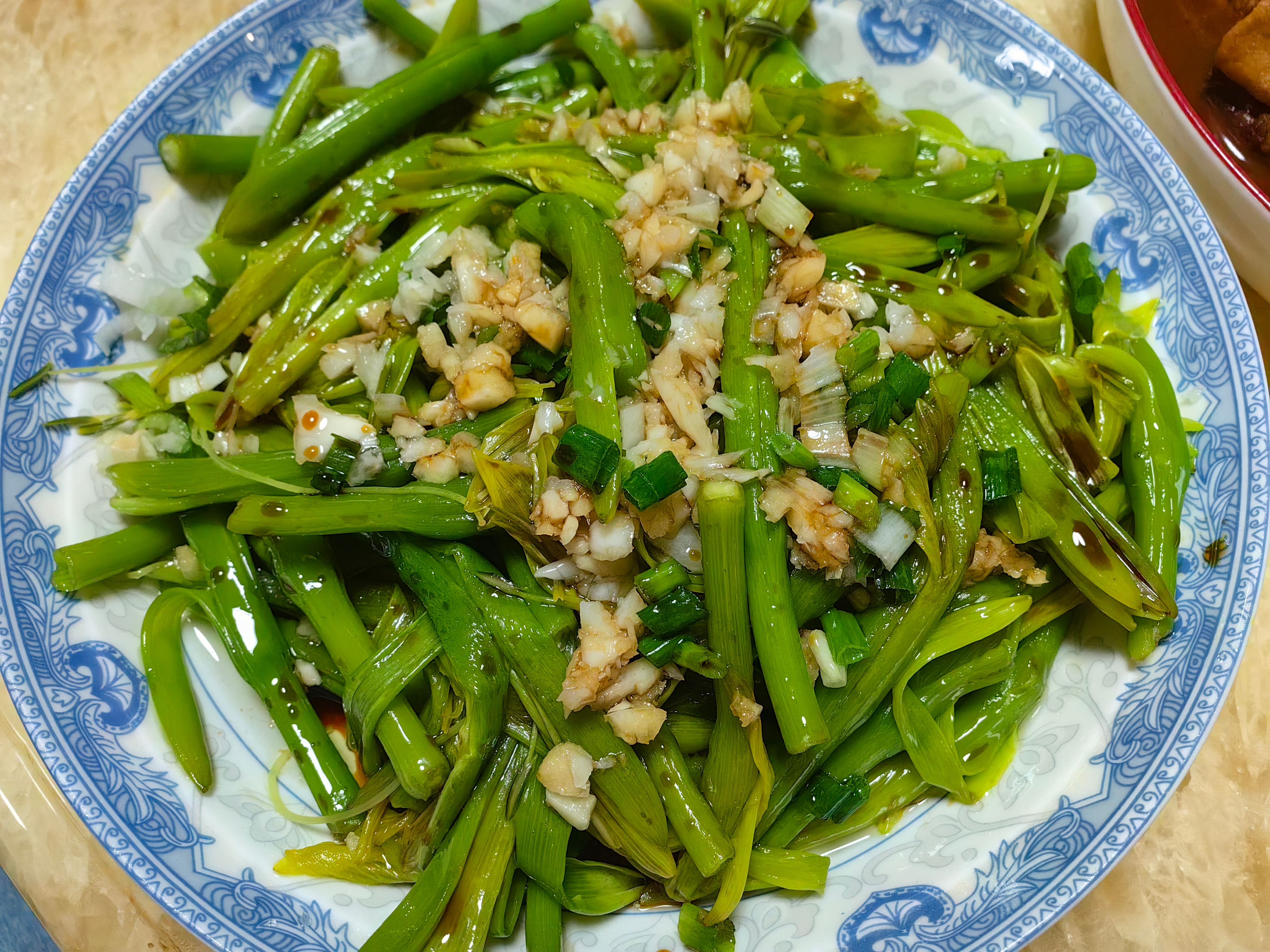 家常菜红烧鱼，鲈鱼汤，蒜香金针花，醋酸土豆丝，豆腐，荷兰豆。​​​