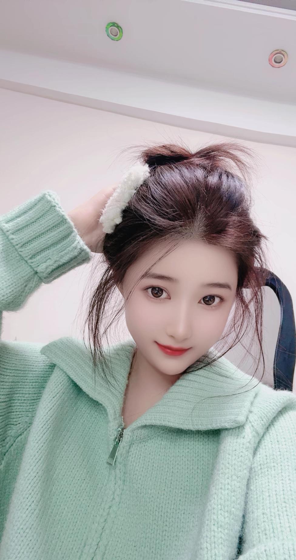 绿衣美人笑，发髻玉簪斜。