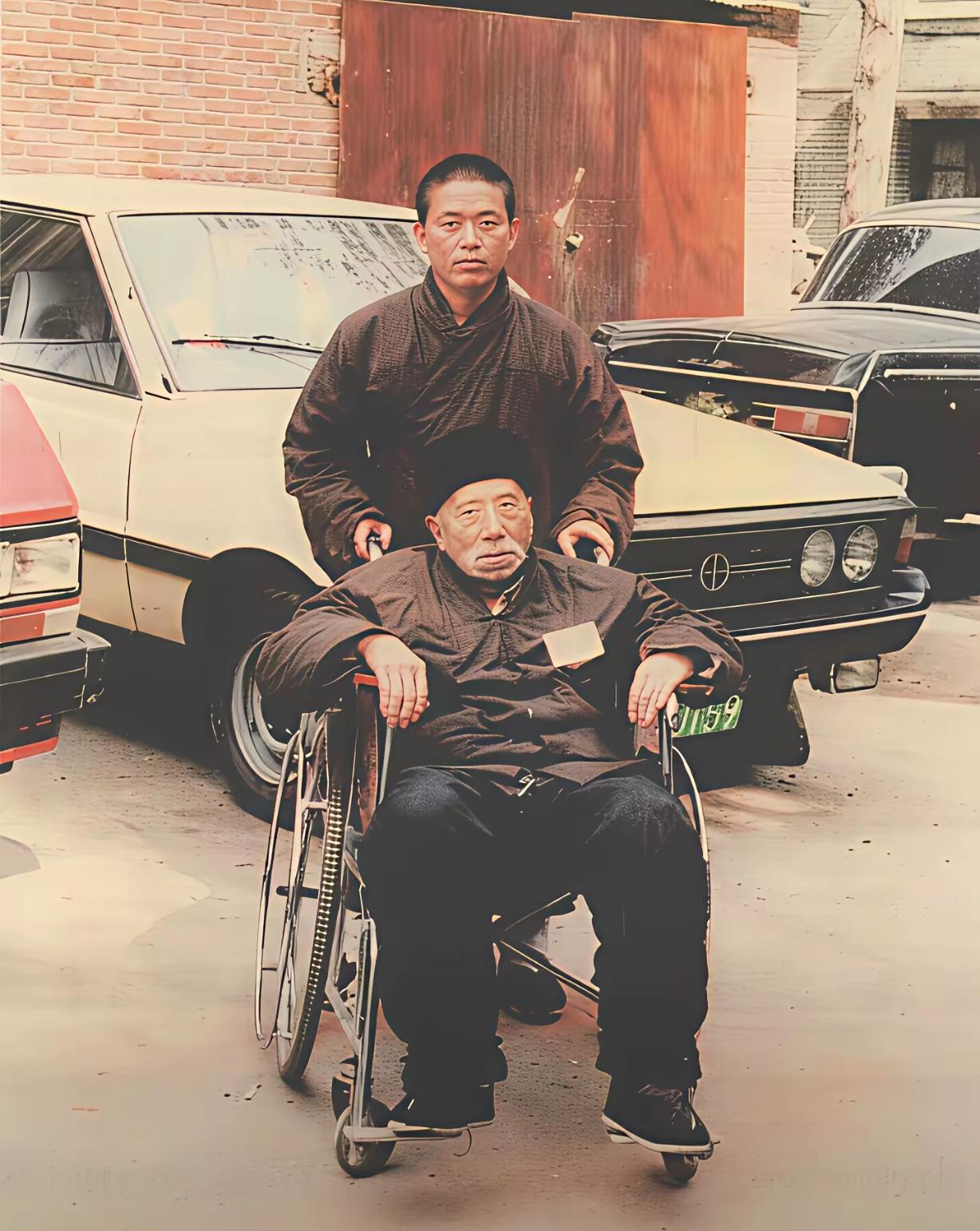 这是1985年，河南省嵩山少林寺，坐在轮椅上的是少林寺双目近乎失明、体弱多病释行