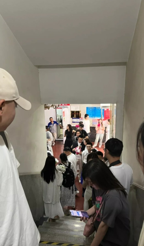 老公不给我爸妈养老，我俩冷战半年。昨天我拿着证件说要离婚，他二话不说就跟我去了民