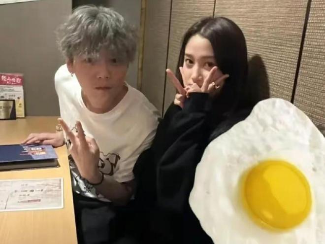 鹿晗关晓彤分手截至12月20日16时，鹿晗与关晓彤分手为爆料传闻，双方及工作室