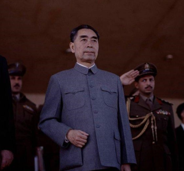 1963年底，周总理访问埃及，在总统举行的招待会上，一位当地情报高官趁周总理面前