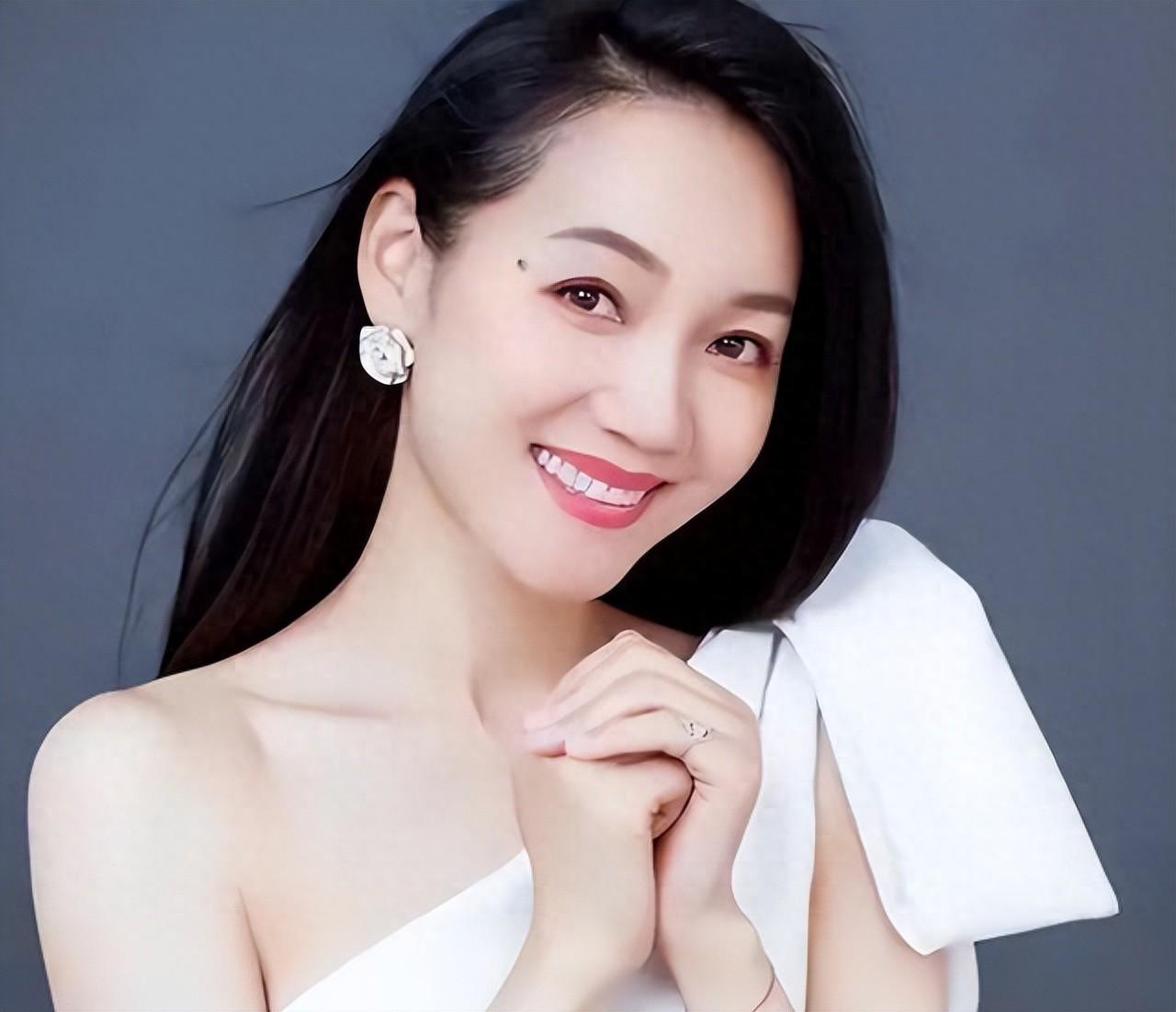 她是著名美女主持人，嫁给神秘老公生下三个孩子，52岁宛如少女    娱