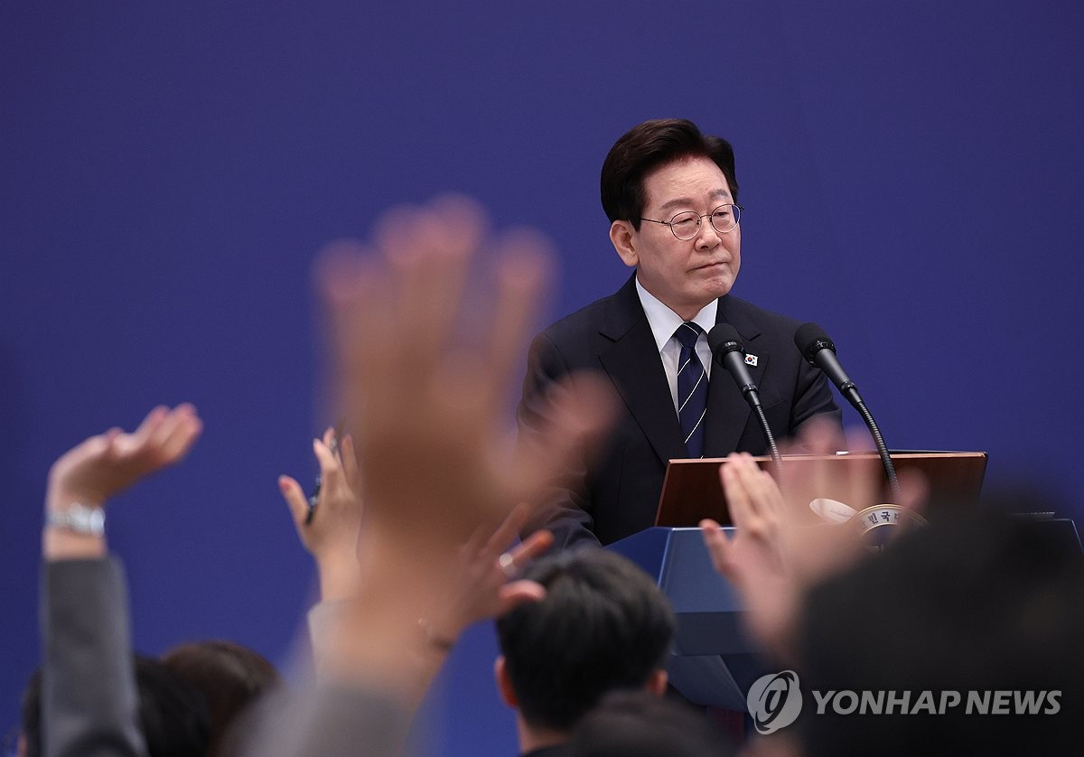 总统才干了一年三个月，李在明就因支持率走低向国民鞠躬致歉了“一切应归咎于我自身能力不足。我对支持率下