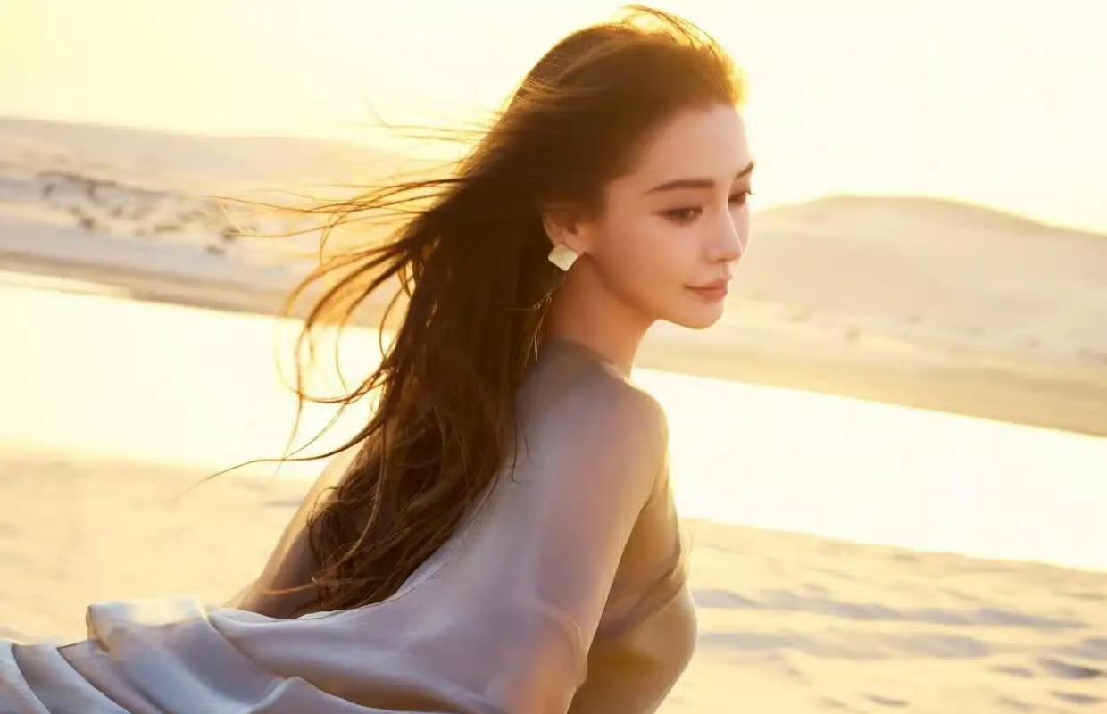 杨颖沙漠神女风造型太惊艳，35岁的状态真是绝了！黄晓明以前吃的真好！