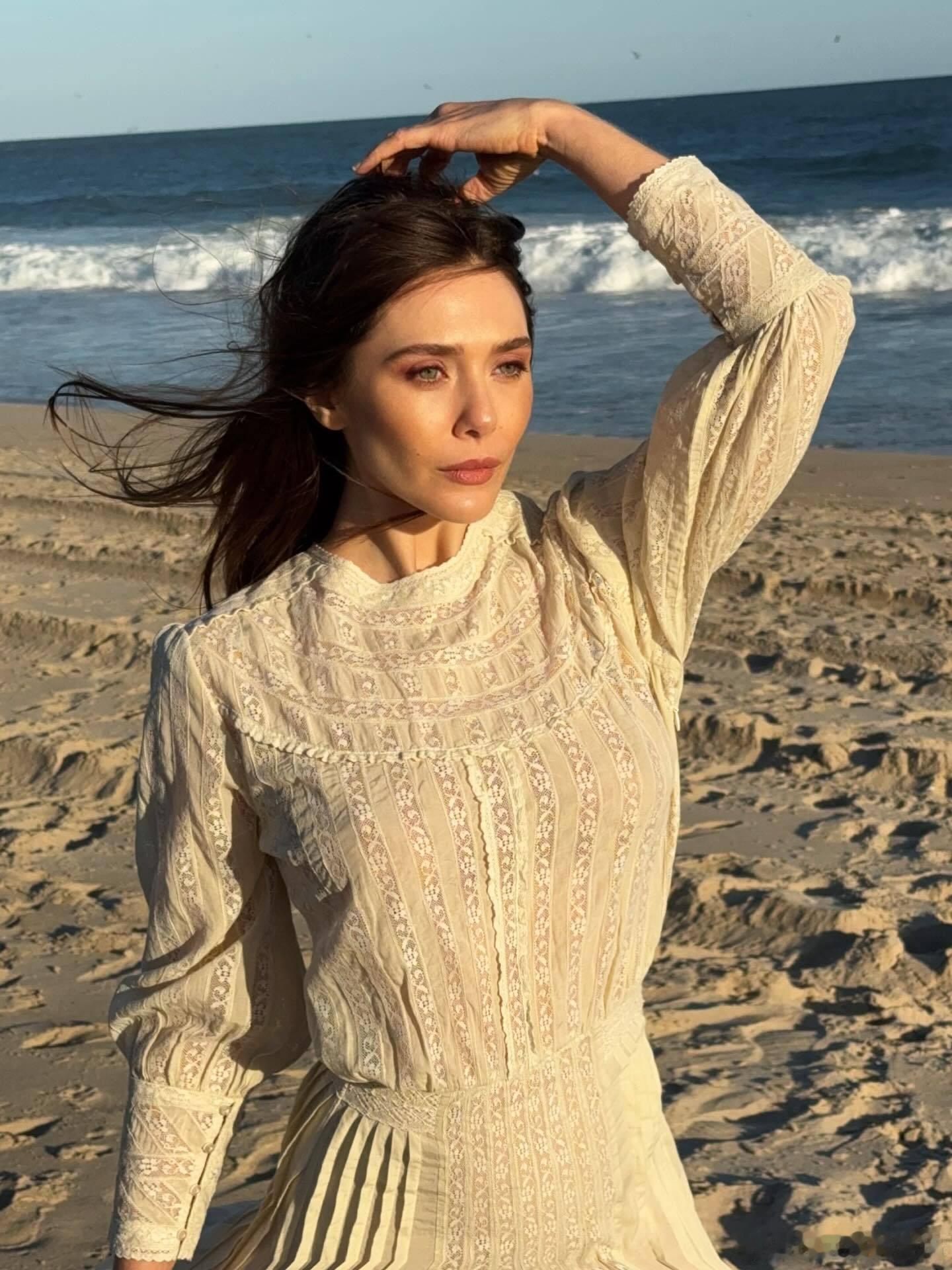 奥妹海边大片elizabetholsen近日，“奥妹”伊丽莎白·奥尔森（El