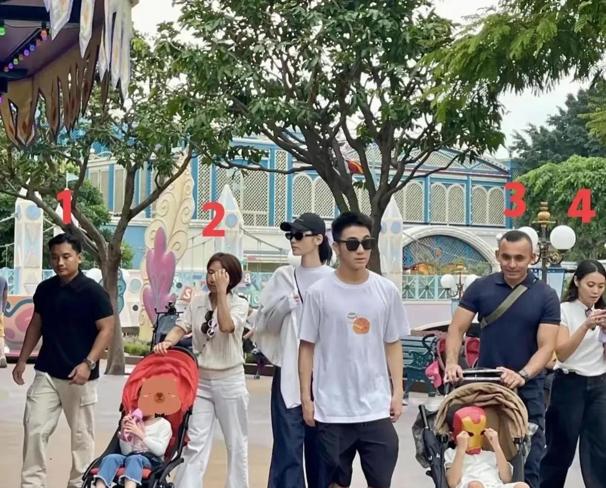 赌王子孙出行排场果然够大！奚梦瑶何猷君近日带着一双儿女游迪士尼被网友偶遇，随行