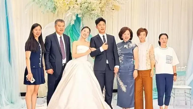 哈哈哈，不是李隼教练偏向，看合影就知谁在忙。李隼教练女儿的大喜之日，