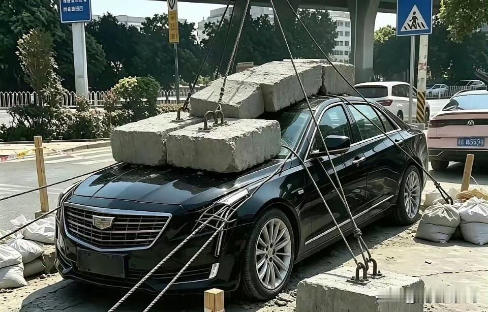 事情是这样，我的车爆胎喊了个救援车，但是这个救援车因为款式老旧无法拖动我的车，于
