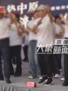“被大象新闻全扒光了！”谁也想不到，菜市场随处可见的普通鸡蛋，竟被骗子包装成日