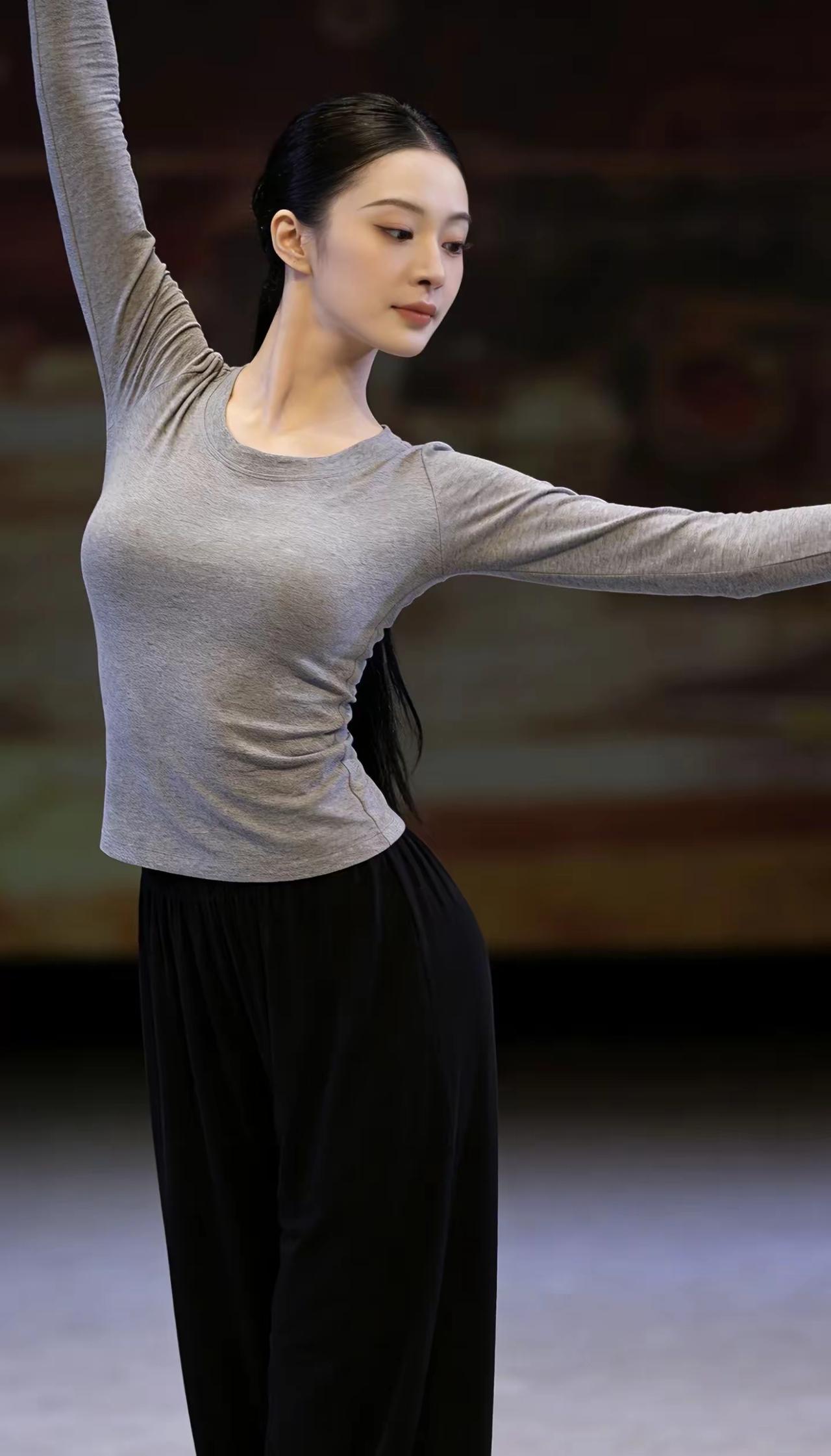 灰衣黑裤气质内敛曼妙身材曲线玲珑