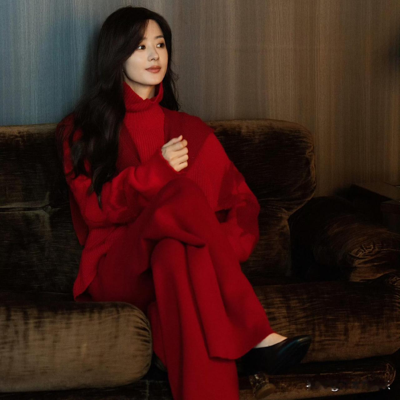 当赵丽颖身着一袭温柔红衣现身，宛如从古风画卷中走来的佳人，瞬间惊艳众人。那抹红，