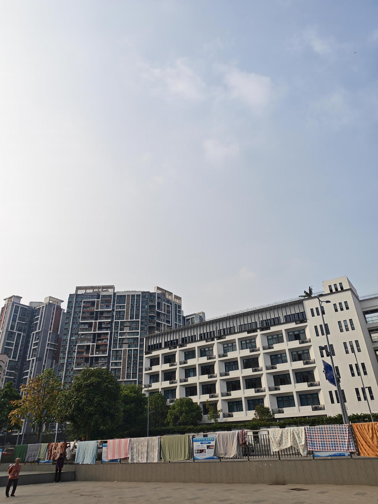 晒出你的本地生活这块地方也是深圳光明少有的，农民自建房了，周边除了几栋统建楼以外