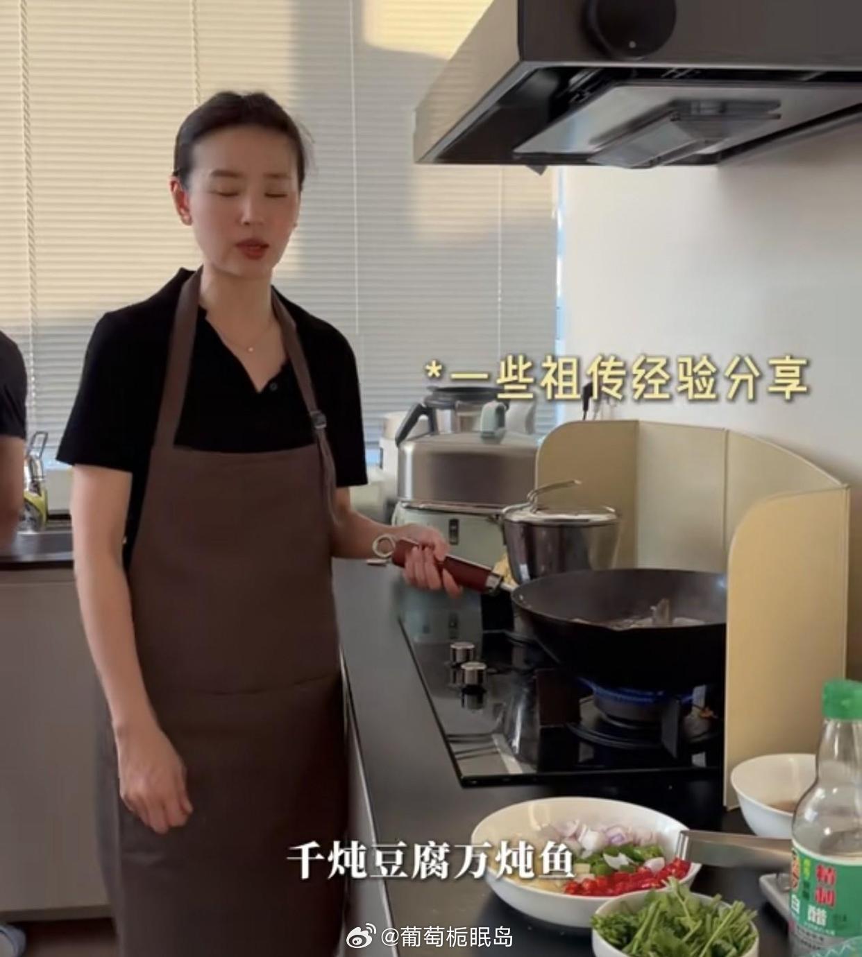 董洁在朋友家聚会，一人搞定10道大菜！46岁颜值再次回春，太绝了