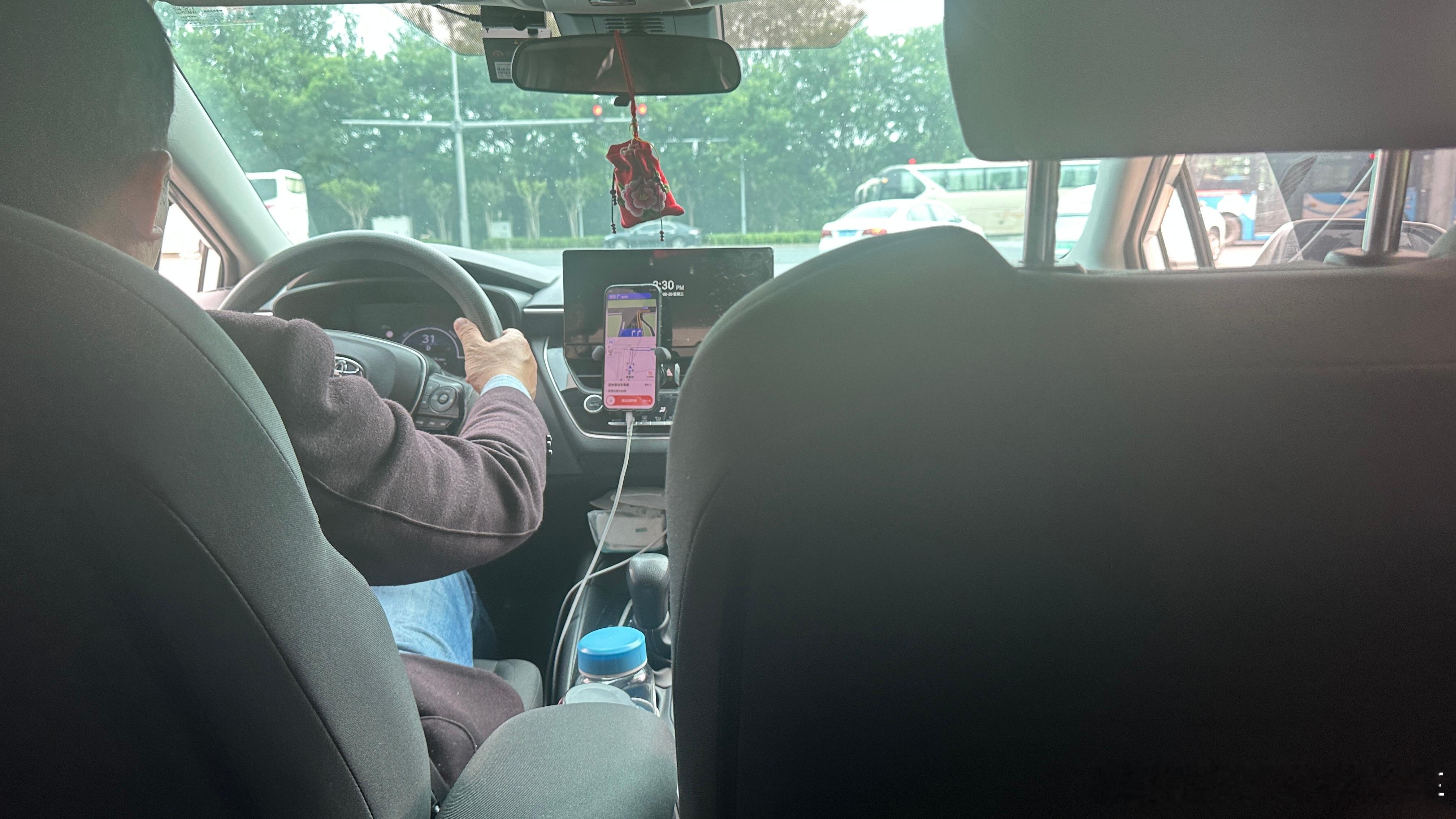 今天从机场打车，打到一台雷凌。我问他为什么不买一台纯电车型跑网约车呢？司机师傅说