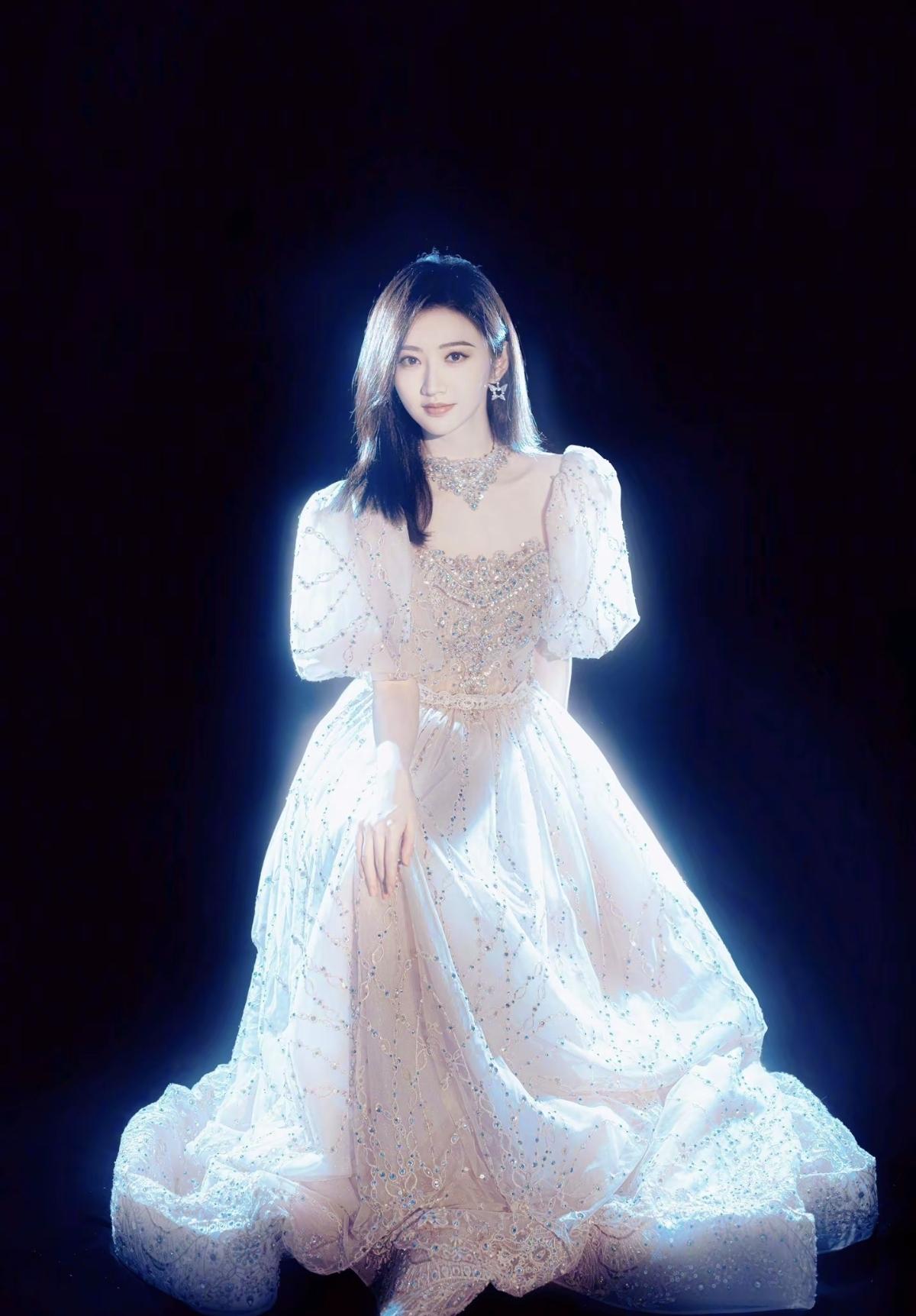 毛晓彤一袭星光礼裙，像从银河里走来的公主，泡泡袖与碎钻的组合梦幻又优雅浅